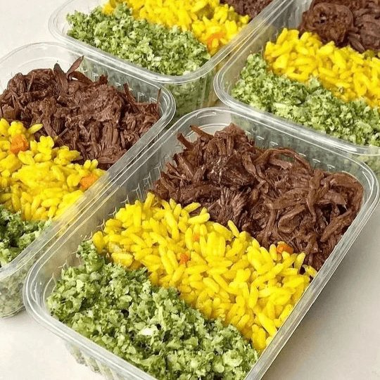 Marmitas com carne desfiada, arroz e brócolis