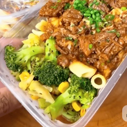 Marmita com carne ao molho, macarrão e brócolis