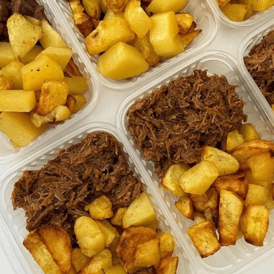 Marmitas com carne desfiada e batatas